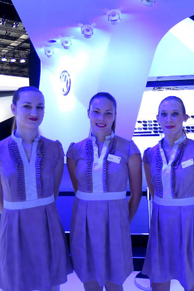 真っ青になってしまったけれどVWの女性たちはすこし牧歌的