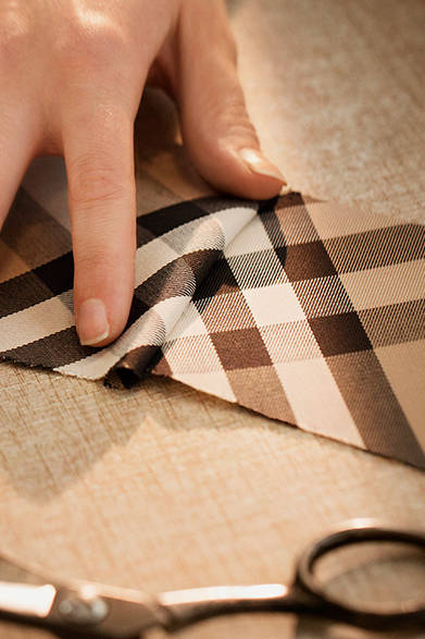 生産工程数は、完成まで100にも及ぶ項目があり、それらを職人たちが真摯にこなすことによって、堅牢にしてスタイリッシュなデザインのコートがつくられる。