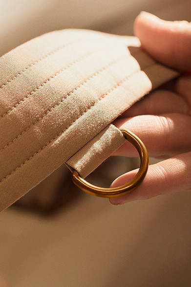 ベルトには、ハリのある立体感を維持するために、4本のステッチが施されている。