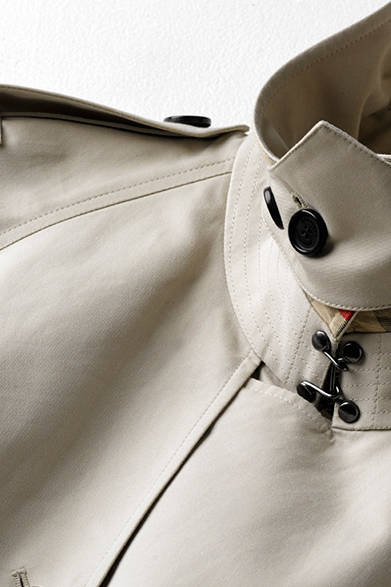 「チンストラップ」は、防風性・防水性を高めるためのディテールとしていまも受け継がれている。