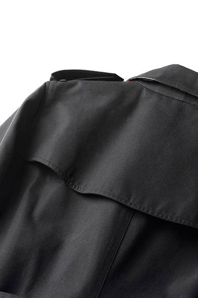 背中上部の当て布、「ストームシールド」は、雨水が流れ落ちるようにデザインされている。