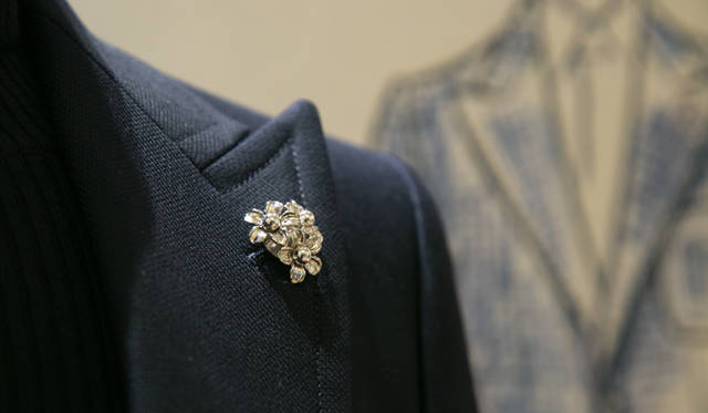 アイテムにはすべて、銀色に輝くジャガイモの花のブートニエールが付属する