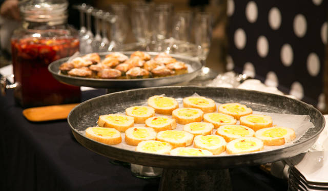 ブランドのアイコンであるジャガイモの花にちなみ、パーティではジャガイモを使った料理がふるまわれた