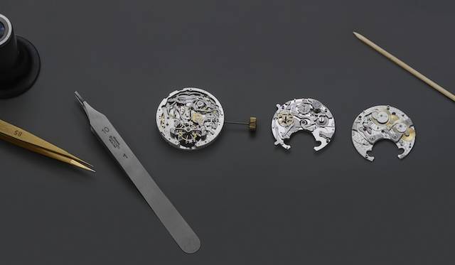 付属品は、コレクターペン、ルーペ、ヴァシュロン・コンスタンタンのミニットリピーターの音を拡大させる共鳴器“ミュージック・デュ・タン”など。