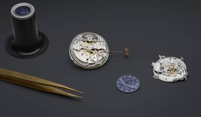 文字盤は、18Kホワイトゴールド製アプライド・インデックス、時分針は、18Kホワイトゴールド製というディテールに至るまで贅沢な仕様。