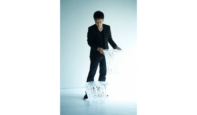 使用するのはKartell社の新作家具「SPARKLE」のサイドテーブルとスツール80個以上。撮影：Masahiro Sanbe