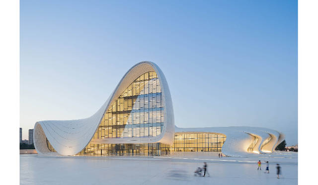 〈ヘイダル・アリエフ・センター〉バクー　2007-2012　竣工　photo: Iwan Baan　© Zaha Hadid Architectsｖ
