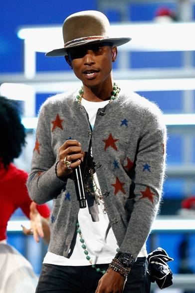 <strong>Pharrell Williams</strong><br /><br />ロサンゼルスでおこなわれた「BET AWARDS」のステージで、パフォーマンス中のファレル・ウィリアムズ。星のモチーフを落とし込んだグレーのカシミアカーディガンは、シャネル メディエダールコレクションのもの。存在感のあるロングネックレスやビーズのブレスレットをまとい、トレードマークであるヴィヴィアン・ウエストウッドのハットではなく、あえて小さめのハットで軽快なステージスタイルに完成。