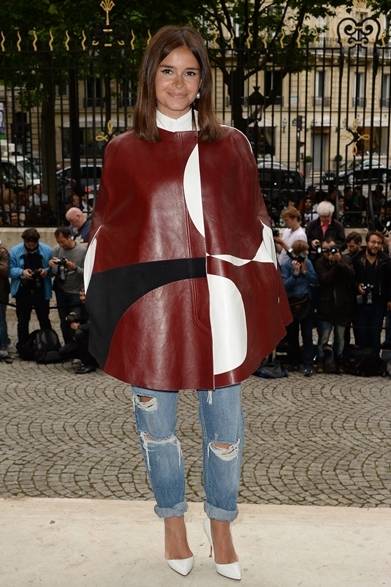 <strong>Miroslava Duma｜ミロスラヴァ・デュマ</strong><br /><br />ロシア出身のファッショニスタ ミロスラヴァ・デュマがアトリエ ヴェルサーチのオートクチュールコレクション ショーに出席。マルチカラーのグラフィックを施したレザーのケープに、ダメージ加工のボーイフレンドデニム。そして、ホワイトのポインテッドトゥで引き締めた。