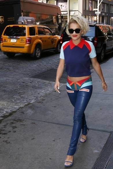 <strong>Rita Ora｜リタ・オラ</strong><br /><br />ニューヨークのソーホー地区でキャッチしたリタ・オラ。鮮やかなカラーブロッキングのポロシャツとレザーパンツのセットアップを着こなし、ハッピーなサマースタイルを完成。差し色にホワイトカラーのネイルを取り入れ、さらにポップな印象を与える。<br /><br />Photo Credit: Rob Kim / GC Images