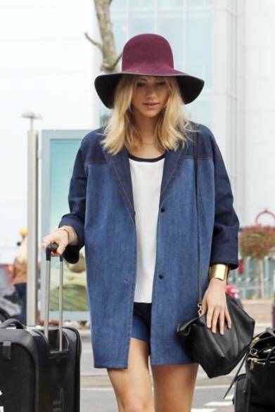 <strong>Suki Waterhouse｜スキ・ウォーターハウス</strong><br /><br />ロンドンのヒースロー空港に到着したモデルのスキ・ウォーターハウス。オーバーサイズのデニムコートに、ホワイトのトップスとシャンブレーショーツをコーディネイトしたトラベルスタイル。バーガンディのハットやゴールドのバングルを取り入れ、洗練された配色がお見事！<br /><br />Photo Credit: Eroteme