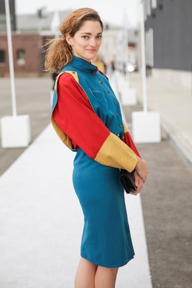 <strong>Sofia Sanchez Barrenechea</strong><br /><br />ニューヨークでおこなわれた「DIOR CRUISE COLLECTION 2015」のショー会場に、クリエティブデザイナーのソフィア・サンチェス・バレンシアが登場。鮮やかなカラーブロッキングがほどこされたオールインワンをセレクトした、レトロな雰囲気漂うスタイリングが個性的。さまざまなメゾンのショーに出席するソフィアは、人気急上昇のファッショニスタとして今後も要注目！
