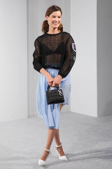 <strong>Hanneli Mustaparta｜ハネリ・ムスタパルタ</strong><br /><br />ブロガーのハネリ・ムスタパルタもディオールのクルーズコレクションショーに出席。スウェットシャツ風の黒いニットにアシンメトリーのプリーツスカートを合わせ、足元はホワイトのパンプスでフェミニンに。ハイファッションで仕上げたストリートスタイルが新鮮。