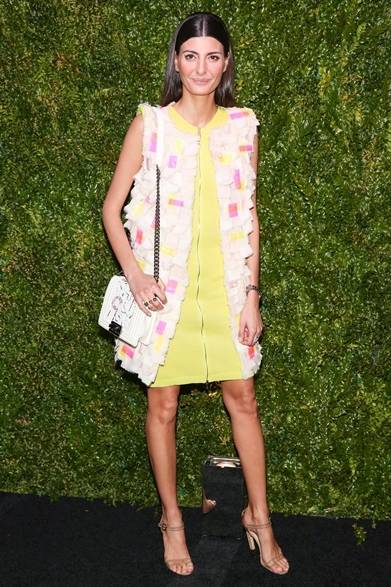 <strong>Giovanna Battaglia｜ジョバンナ・バッタリア</strong><br /><br />ニューヨークで開催された「トライベッカ映画祭」のイベントに、ファッションエディターのジョバンナ・バッタリアが全身シャネルのアイテムでまとめて登場。イエローのニットドレスに、鮮やかな色合いのオーバーコートを合わせ、小物はアルファベットをモチーフにしたポップなバッグをチョイス。プレイフルなスタイリングはさすがファッション上級者。