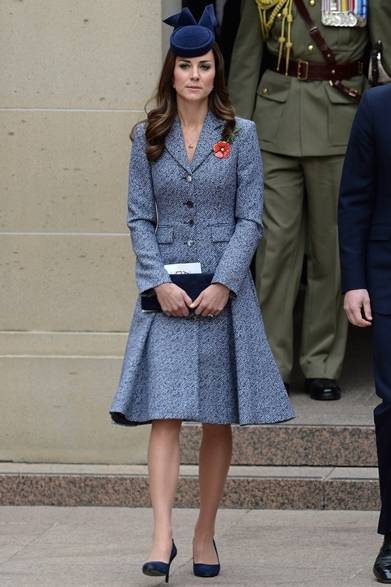 <strong>Kate Middleton｜ケイト・ミドルトン</strong><br /><br />出産後初のロイヤルツアーに登場したイギリス王室のキャサリン妃。オーストラリアで過ごしたツアーの最終日は、マイケル・コースのドレスコートにネイビーの帽子とパンプスを合わせて、エレガントなロイヤル スタイルの手本をみせた。