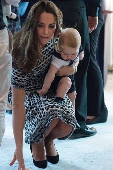 <strong>Kate Middleton｜ケイト・ミドルトン</strong><br /><br />ニュージーランドの「Royal New Zealand Plunket Society」訪問では、トリーバーチのトレスをセレクト。片手でジョージ王子をだっこして、楽しくおもちゃ遊び。ママになってもファッションスタイルはかわらず優雅な雰囲気。