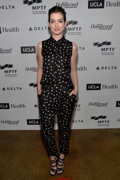 <strong>Anne Hathaway｜アン・ハサウェイ</strong><br /><br />ロサンゼルスで開催された映画イベントに登場した女優のアン・ハサウェイは、ポール カのドットアンサンブルをチョイス。キレイにまとめたアップヘアスタイルとシンプルなアクセサリー選びがエフォートレス・シックスタイルに導くコツだ。