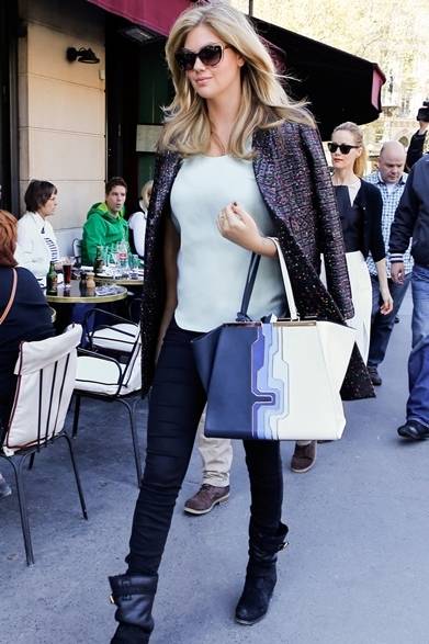 <strong>Kate Upton｜ケイト・アプトン</strong><br /><br />パリの街角でキャッチしたケイト・アプトン。白いTシャツにスキニーデニムとスプリングコートを合わせたリラックスな休日スタイル。グラフィックアートのようなバッグとエッジィなサングラスのアクセントが効いている。