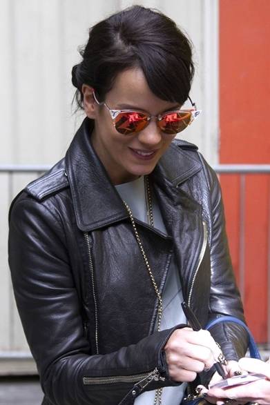 <strong>Lily Allen｜リリー・アレン</strong><br /><br />ロンドンで開催されたヴォーグ誌主催のイベント「The Vogue Festival 2014」に、シンガーソングライターのリリー・アレンが出席。ライダースジャケットに、彼女が愛用しているフェンディのサングラスを合わせて、遊び心とモードをミックスした甘口のロックスタイルはぜひマネしたい！