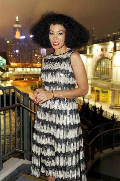 <strong>Solange Knonwles｜ソランジュ・ノウルズ</strong><br /><br />香港でおこなわれたBOSSストアのオープニングイベントに出席した、ビヨンセの姉であるDJのソランジュ・ノウルズ。BOSSのゴールドのジャカードドレスが香港のキレイな夜景に溶け込むグラマラスなパーティスタイルを披露した。