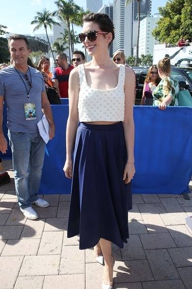 <strong>Anne Hathaway｜アン・ハサウェイ</strong><br /><br />女優のアン・ハサウェイはマイアミのベイサイド・マーケット・プレイスでおこなわれた観光スポット「The Miami Walk of Fame」の完成イベントに出席。ビーズがちりばめた白いトップスに７分丈のプリーツスカートを合わせ、レトロなムードを漂うシックなハリウッド女優スタイルを完成させた。