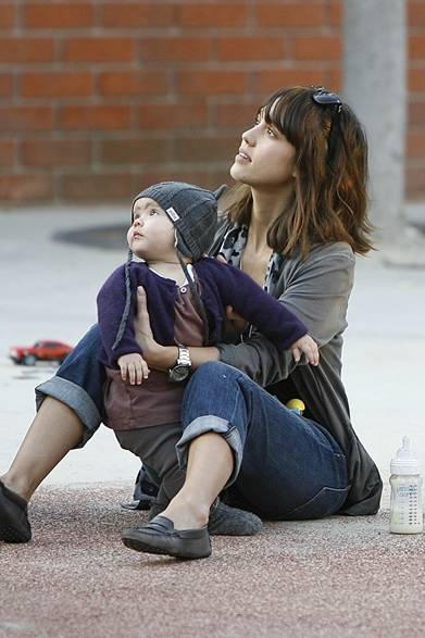 <strong>Jessica Alba｜ジェシカ・アルバ</strong><br /><br />娘とお出掛け中のジェシカ・アルバ。ユルめのカーディガンとデニムで、リラックスした“ママ・ルック”を着こなした。こなれたエフォートレスな休日スタイルはぜひマネしたい。