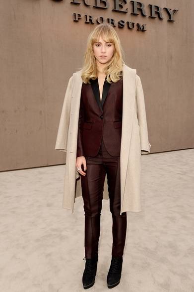 <strong>Suki Waterhouse｜スキ・ウォーターハウス</strong><br /><br />バーバリー プローサム2015年秋冬メンズコレクションの会場にて、モデルのスキ・ウォーターハウスをキャッチ。深みのあるレッドの色合いが印象的なセットアップに、柔らかなウールコートを肩掛けし、マスキュリンな着こなしに。