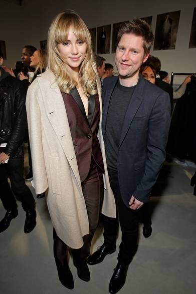 <strong>Suki Waterhouse & Christopher Bailey｜スキ・ウォーターハウス＆クリストファー・ベイリー</strong><br /><br />コレクションの会場にて、バーバリーのクリエイティブ・ディレクター クリストファー・ベイリーとスキ・ウォーターハウスの2ショットをキャッチ。