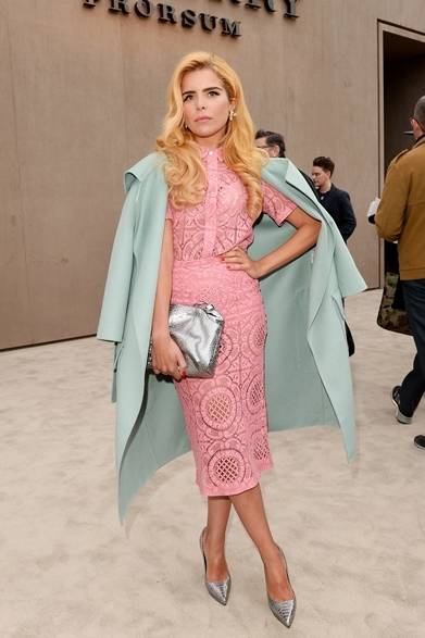 <strong>Paloma Faith｜パロマ・フェイス</strong><br /><br />歌手のパロマ・フェイスはバーバリー プローサム2014年春夏コレクションのコーディネイトで会場に。パステルグリーンのコートとピンクのレースのセットアップをチョイスし、メタリックな小物使いでエッジィなアクセントを加えた。