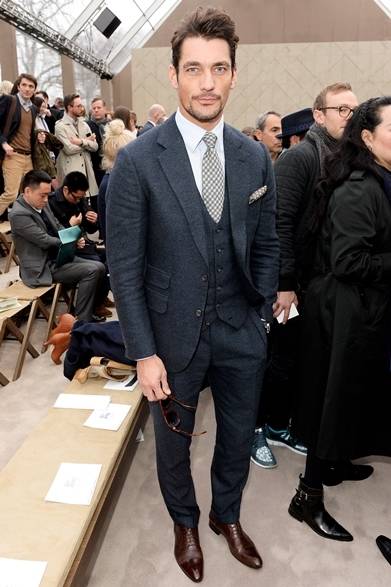 <strong>David Gandy｜デビッド・ギャンディ</strong><br /><br />ショーのフロントローにてポーズをキメるのは、モデルのデビッド・ギャンディ。シンプルのスーツスタイルに柄物のネックタイやチーフを合わせ、こなれたダンディスタイルの手本をみせた。