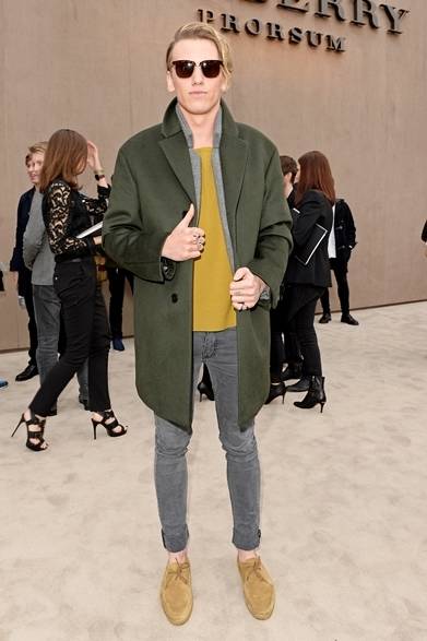 <strong>Jamie Campbell Bower｜ジェイミー・キャンベル・バウアー</strong><br /><br />俳優のジェイミー・キャンベル・バウアーもバーバリー プローサムのショーに来場。イエローのトップスに、グレーのジャケット×オリーブグリーンのコートをレイアリング。スモーキーなトーンの組み合わせで演出した、大胆なカラーミックスがお見事！