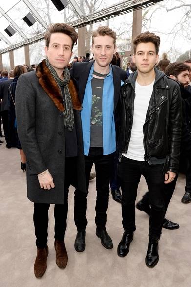 <strong>Nick Grimshaw, George Barnett & James Righton｜ニック・グリムショー、ジョージ・バーネット＆ジェイムズ・ライトン</strong><br /><br />人気上昇中のイギリス人男性セレブたちをキャッチ。ロンドン・メンズ コレクションのアンバサダーを務める人気ラジオDJニック・グリムショー、若手ミュージシャンのジョージ・バーネットと、バンドクラクソンズのメンバー、ジェイムズ・ライトンという3ショットをスナップ。