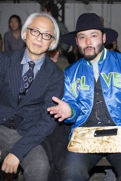 <strong>Kunino Hirofumi& Kogi Motofumi｜栗野宏文＆小木“Poggy”基史</strong><br /><br />ユナイテッドアローズの上級顧問 栗野宏文氏とバイヤーの小木“Poggy”基史氏がディーゼル ブラック ゴールドのメンズコレクションに出席。おしゃれ上級者であるお二人はそれぞれ個性的なスタイルを見せてくれた。