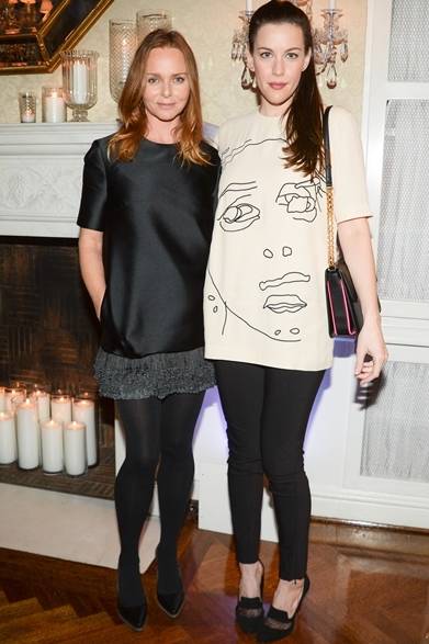 <strong>Stella McCartney & Liv Tyler｜ステラ・マッカートニー＆リヴ・タイラー</strong><br /><br />ニューヨークで開催したステラ マッカートニーの2014年オータムコレクションの発表会にて、デザイナーのステラと女優のリヴ・タイラーの2ショットをキャッチ。リヴがラフに着こなす大胆なグラフィックをあしらったオーバーサイズシャツはステラ マッカートニーのプレフォールコレクションより。