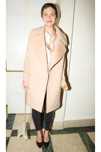 <strong>Maggie Gyllenhaal｜マギー・ジレンホール</strong><br /><br />女優のマギー・ジレンホールは、オーバーサイズのダブルブレストコートに上品なシルクシャツと、ドットのスキニーデニムを合わせて遊び心をプラス。ボリューミーなコートで全体のバランスをユニークに演出しながら、ソフトなカラートーンでフェミニンさを引き出した。