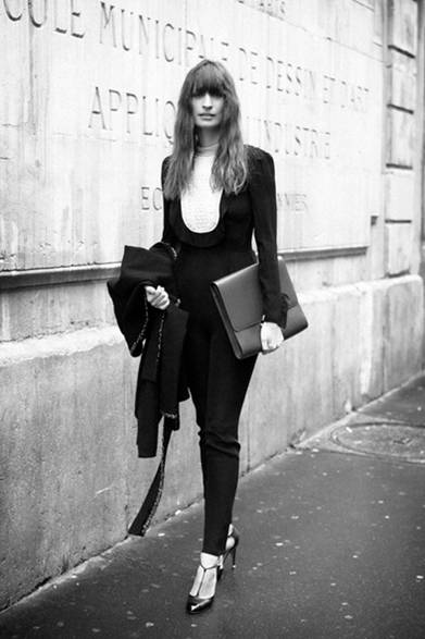 <strong>Caroline de Maigret｜キャロライン・デ・メイグレ</strong><br /><br />パリの街角でフランス人モデルのキャロライン・デ・メイグレをキャッチ。エレガントなブラウスとスキニーに合わせたシックなコーディネイトに、モワナのクラッチとストラップシューズをコーディネイト。これぞパリシックといえる洗練されたスタイルを完成させる。