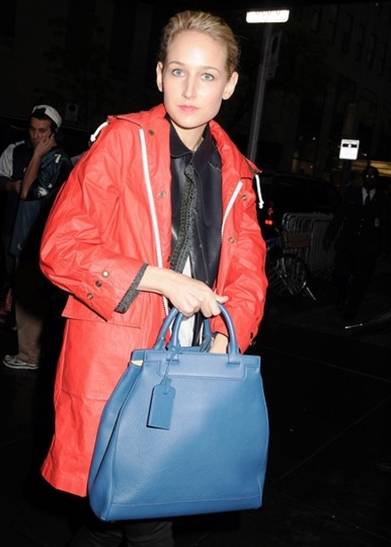 <strong>Leelee Sobieski｜リー・ソビエスキー</strong><br /><br />アメリカの著名な司会者 ジミー・ファロンのトークショーに出演したリーリー・ソビエスキーはオレンジのアウターにモワナのブルーのバッグをコーディネイト。鮮やかなコントラストがキャッチー！