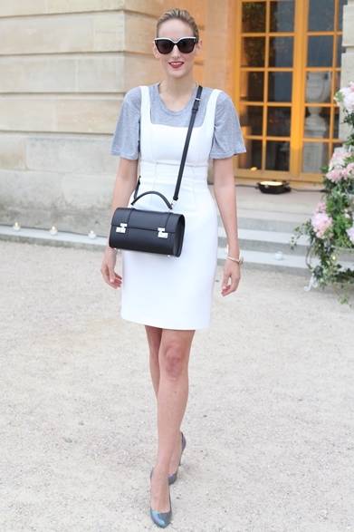 <strong>Leelee Sobieski｜リー・ソビエスキー</strong><br /><br />パリでキャッチしたリーリー・ソビエスキーは、ノースリーブのボディコン ワンピースに、グレーの無地Tシャツを合わせたカジュアルルック。キャットアイのサングラスやミニのショルダーバッグなど、旬なアイテムをプラス。シンプルなルックもぐっとこなれた印象に。