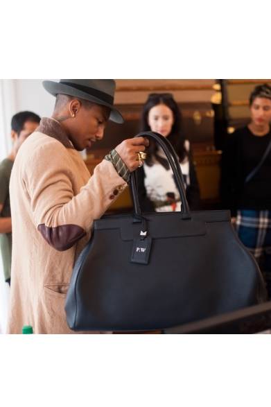 <strong>Pharrell Williams｜ファレル・ウィリアムス</strong><br /><br />「P.W」イニシャル付きモワナのバッグを手にする、アーティストのファレル・ウィリアムス。襟裏とエルボーパッチにアクセントを効かせたブラウントーンのジャケットに、グリーンのシャツ、ぐれーのハットと、絶妙なカラーコーディネイトはさすがファッションの上級者。