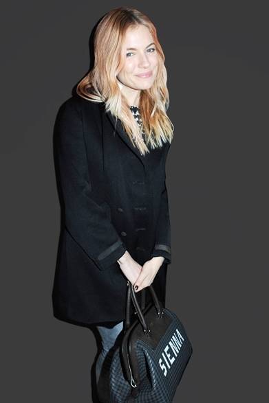 <strong>Sienna Miller｜シエナ・ミラー</strong><br /><br />女優のシエナ・ミラーはフェンディのボストンバッグ「アデーレ」をチョイス。黒地に白い文字が映える“SIENNA”のネーム入りデザインがとってもキャッチー！　シンプルなコーディネイトのポイントに。