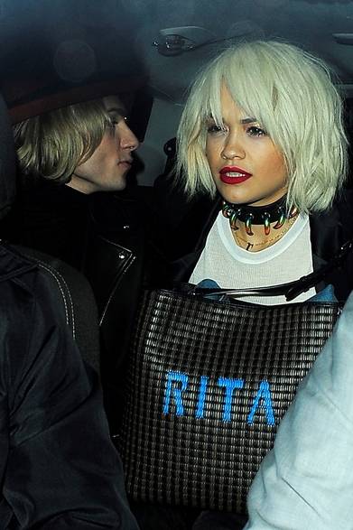<strong>Rita Ora｜リタ・オラ</strong><br /><br />歌手のリタ・オラも名前入りのフェンディのバッグを愛用中。白髪に近いブロンドヘアとド派手なカーフネックレスが全体のスタイルをパンクな印象に。