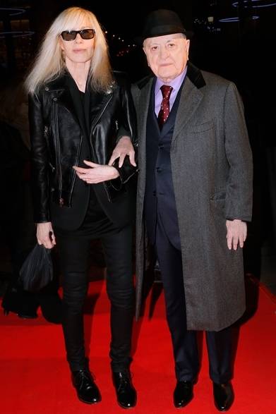 <strong>Betty Catroux｜ベティ・カトルー</strong><br /><br />パリでおこなわれた映画『YVES SAINT LAURENT』のプレミア試写会に登場したモデルのベティ・カトルー。サンローランのレザージャケットに黒いTシャツとスキニーをコーディネイト。イブ・サンローランのミューズだった彼女は、新生サンローランのロックスタイルもお似合い！<br /><br />COURTESY OF SAINT LAURENT