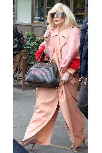 <strong>Lady Gaga｜レディー・ガガ</strong><br /><br />ニューヨークの街でキャッチしたレディー・ガガ。ゆったりとしたライトピンクのオーバーオールに、名前入りのフェンディのバッグとビッグサングラスをコーディネイト。淡いピンクのヒールで全体のバランスを軽く仕上げた。