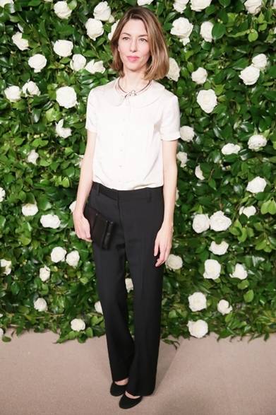<strong>Sophia Coppola｜ソフィア・コッポラ</strong><br /><br />ニューヨークで開催された「2013 MoMA フィルム ベネフィット」に監督のソフィア・コッポラが登場。上品なシルクシャツに黒いテーラードパンツという大人のシックスタイル。彼女らしい飾らないエレガンスが魅力的。