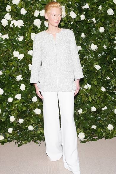 <strong>Tilda Swinton｜ティルダ・スウィントン</strong><br /><br />「2013 MoMA フィルム ベネフィット」に出席した女優のティルダ・スウィントン。ツイードジャケットと白いワイドパンツをセレクトし、ソフトトーンでまとめたコーディネイト。ノーアクセで潔く着こなし、彼女のユニークな美しさを一層引き立てる。
