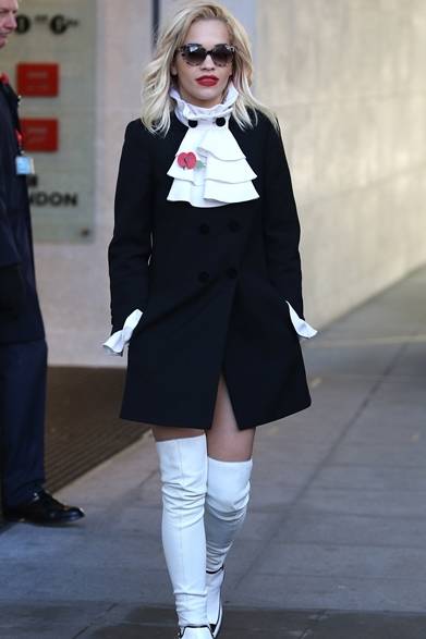 <strong>Rita Ora｜リタ・オラ</strong><br /><br />ロンドンの街に現れた歌手のリタ・オラ。襟元と袖口を飾るラッフルが印象的なコートはモスキーノ。スタイルを良く見せる、ショート丈のコートにロングブーツの組み合わせはこの冬にマネしたい！