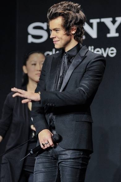 <strong>Harry Styles｜ハリー・スタイルズ</strong><br /><br />映画『ワン・ダイレクション THIS IS US』の公開記念ファンイベントにワン・ダイレクションメンバーのハリー・スタイルズが登場。サンローランのスーツにブラックスキニーを合わせ、スマートな着こなしと素敵な笑顔で、ファンの心をワシ掴み！<br /><br />COURTESY OF SAINT LAURENT