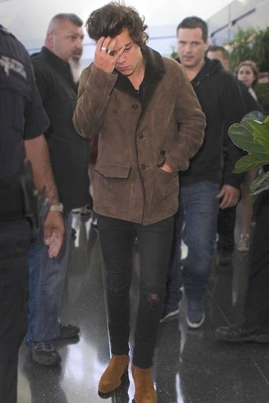 <strong>Harry Styles｜ハリー・スタイルズ</strong><br /><br />ニューヨークでキャッチしたハリー・スタイルズ。サンローランのムートンコートにブラックスニキーとブラウンのスエードブーツのコーディネイトで、エフォートレスな休日スタイルを完成。<br /><br />COURTESY OF SAINT LAURENT