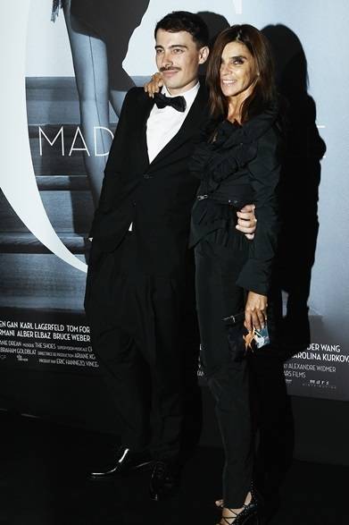 <strong>Fabien Constant & Carine Roitfeld｜<br />ファビアン・コンスタン＆カリーヌ・ロワトフェルド</strong><br /><br />パリでおこなわれた映画『マドモアゼル C』のプレミア上映に、カリーヌ・ロワトフェルドと『マドモアゼル C』の監督ファビアン・コンスタンの2ショットをキャッチ。カリーヌは華やかなブラックのラッフルジャケットを合わせたパンツルック。オールブラックのコーディネイに、バンビプリントのポーチがキュートなアクセントに。