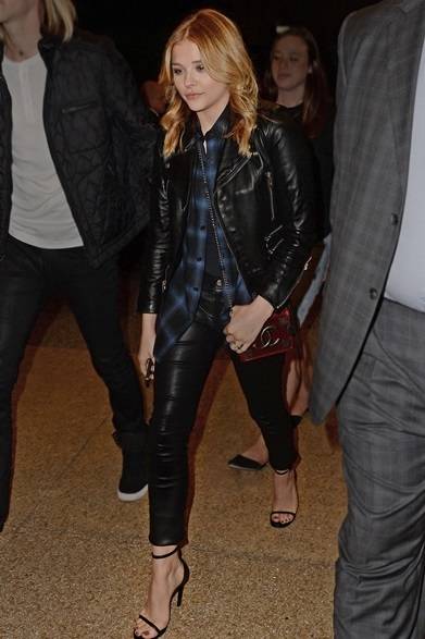 <strong>Chloe Moretz｜クロエ・モレッツ</strong><br /><br />全身サンローランでコーディネイトした女優のクロエ・モレッツ。ライダースジャケットとレザーのスキニーにブルーのネルシャツを合わせたロックスタイルは、赤のシャネルのバッグがシャープなアクセントに。<br /><br />Courtesy of SAINT LAURENT